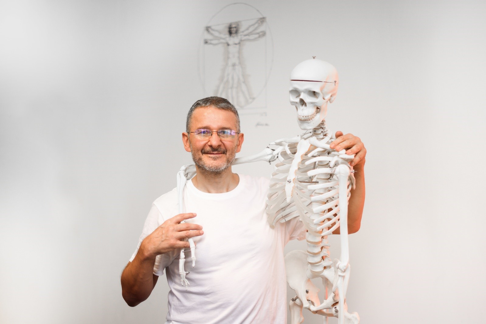 Fisioterapia GUILLERMO FLEXAS guillermo flexas sujetando un esqueleto