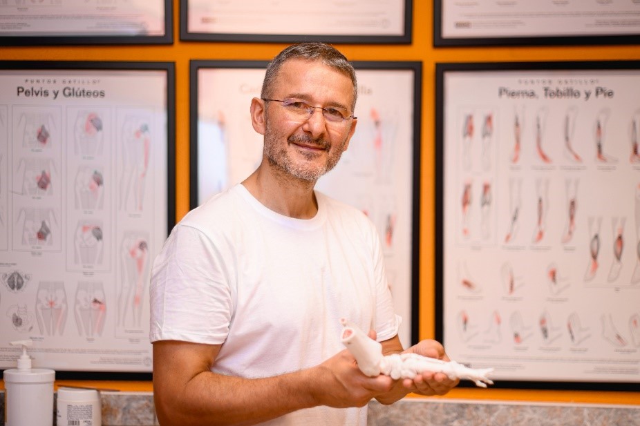 Fisioterapia GUILLERMO FLEXAS retrato de guillermo felzas con fondo de imagens de musculos